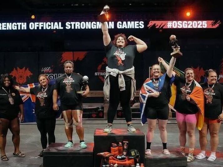 Jammie Booker tók við bikarnum efst á palli um helgina en Andrea Thompson var bersýnilega ósátt í 2. sæti. Thompson hefur nú verið krýnd Sterkasta kona heims.