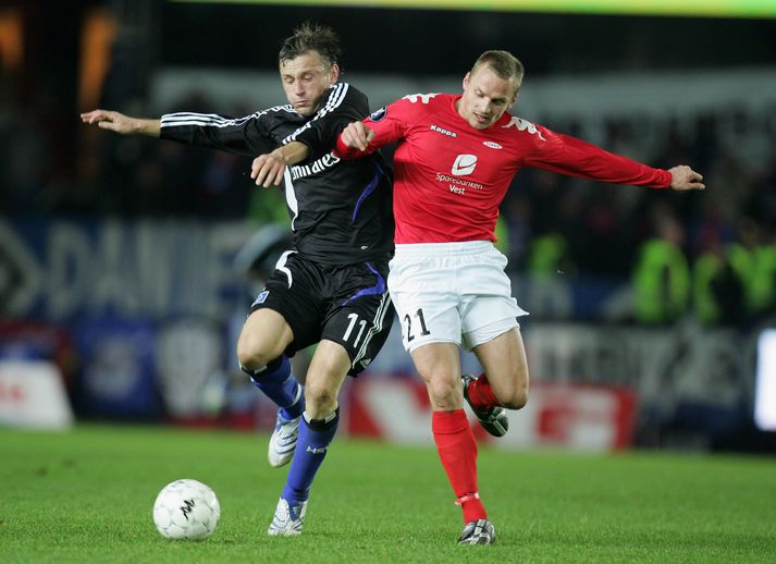 Kristján Örn í baráttu við Ivica Olic, leikmann HSV í Evrópukeppni félagsliða.