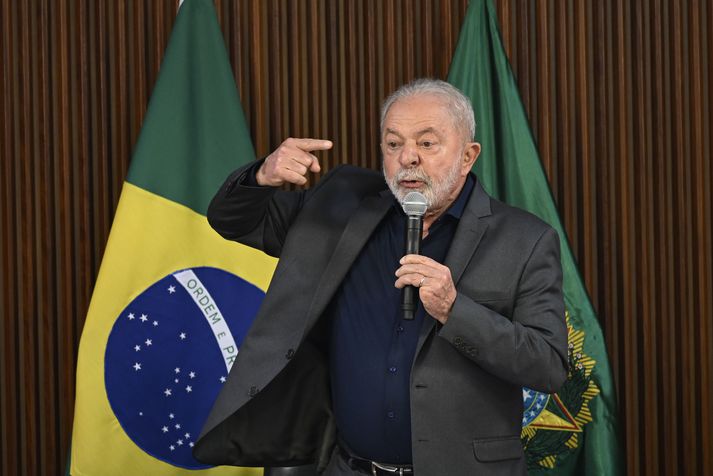 Lula da Silva, forseti Brasilíu á fundi með ríkisstjórum um árásirnar á opinberar byggingar í höfuðborginni. Hann sakar öryggissveitir um að hafa vanrækt skyldur sínar þegar árásirnar voru gerðar.