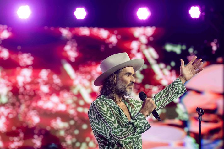 Breski grínistinn Russell Brand sætir nú sjö ákærum fyrir kynferðisbrot.