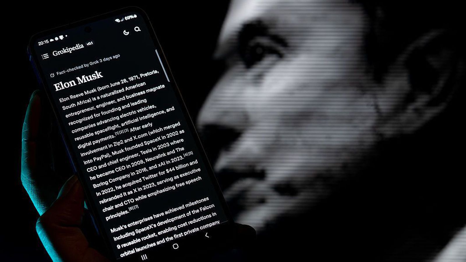 Rann­saka klám­myndir spjall­mennis Musk af táningum