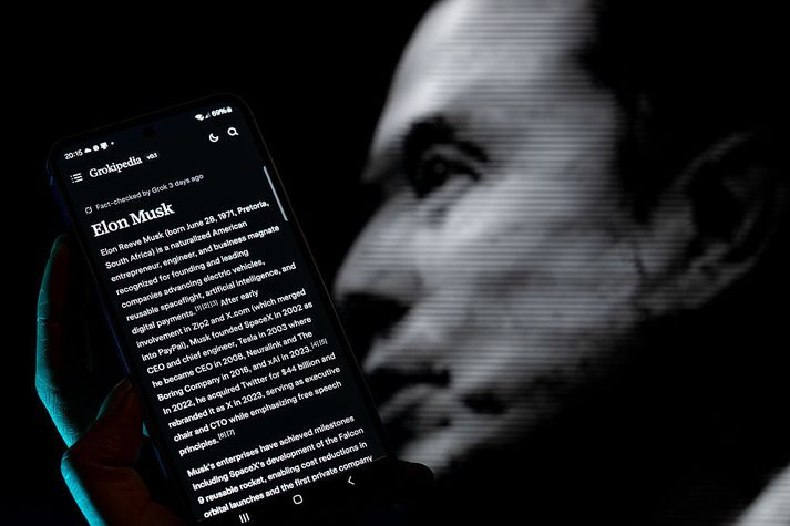 Yfirleitt reyna hönnuðir spjallmenna að setja hömlur á hvers kyns efni þau spýta út úr sér fyrir notendur en það virðist ekki tilfellið hjá Grok, spjallmenni Elon Musk og X.