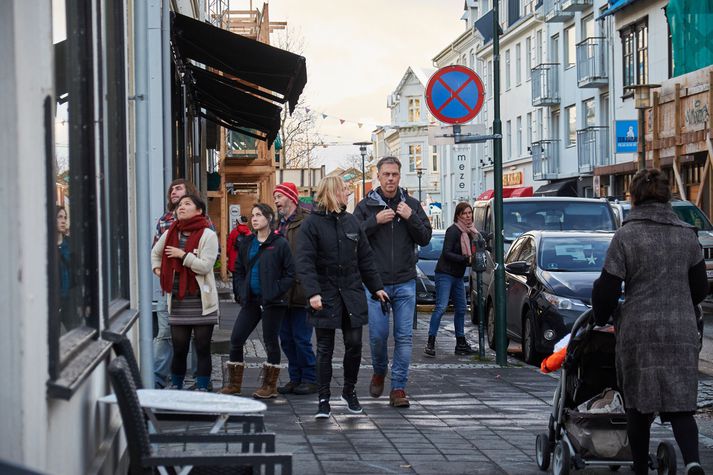 Kortavelta erlendra ferðamanna í íslenskum verslunum hefur færst töluvert í aukana undanfarin misseri. Einungis 14,6 prósent af veltunni er í minjagripabúðum. Kaupmenn á Laugavegi segjast finna fyrir aukinni verslun ferðamanna.