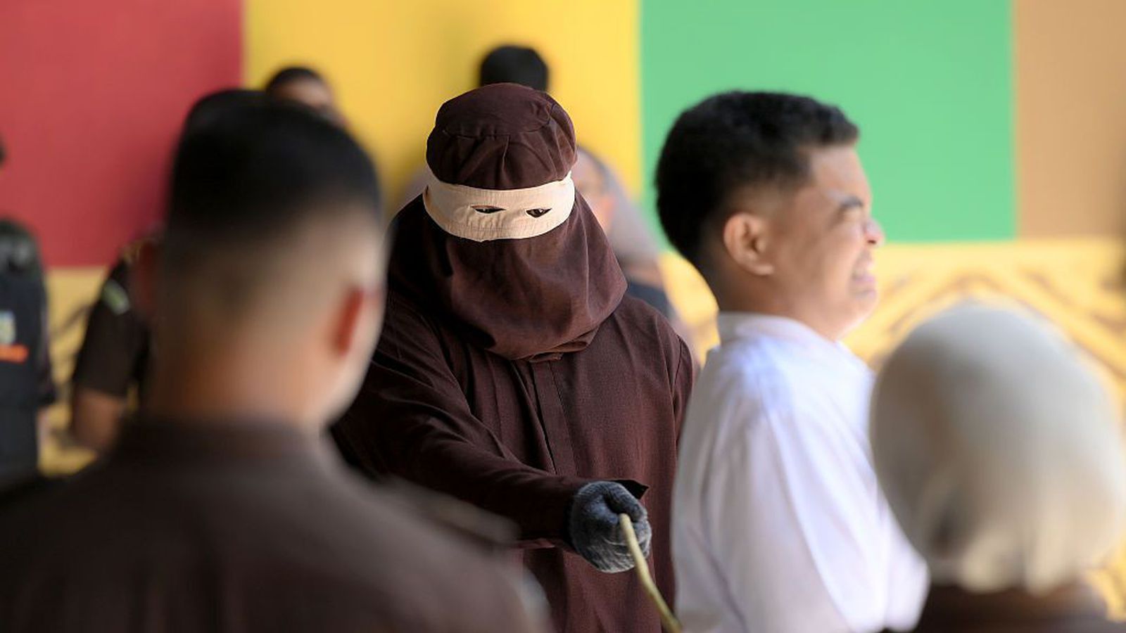 Hýdd 140 sinnum fyrir á­fengis­neyslu og kyn­líf utan hjóna­bands