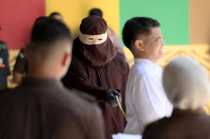 Alls voru sex hýddir opinberlega í Aceh í gær fyrir hin ýmsu siðferðisbrot.