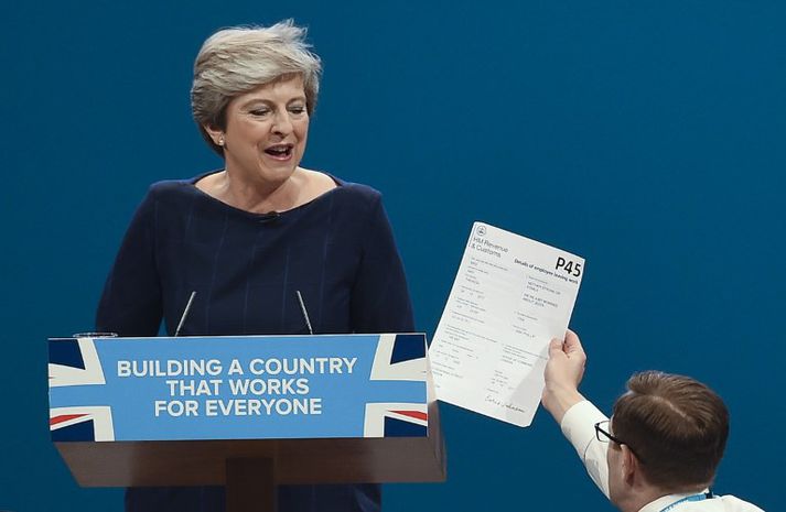 Hrekkjalómurinn sagði að uppsagnarbréfið sem hann afhenti May í miðri ræðu kæmi frá Boris Johnson.