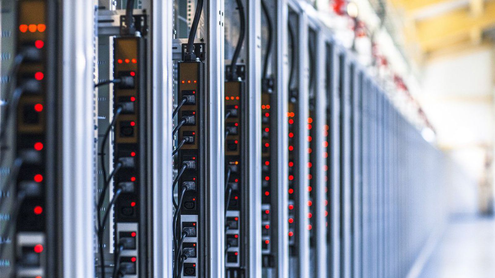 Ibu datacenter. Многоэтажный датацентр. USB Hub в стойке датацентр. Сервер ITC. Кроссервер.