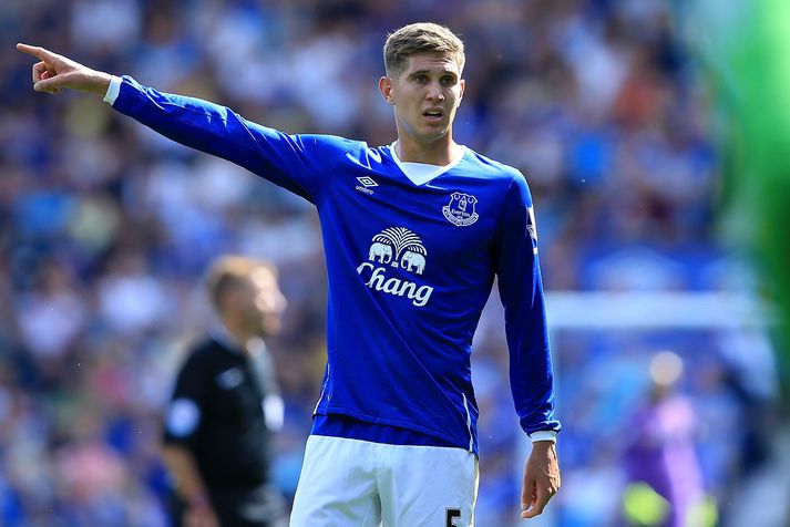John Stones veit ekki í hvora áttina hann fer.