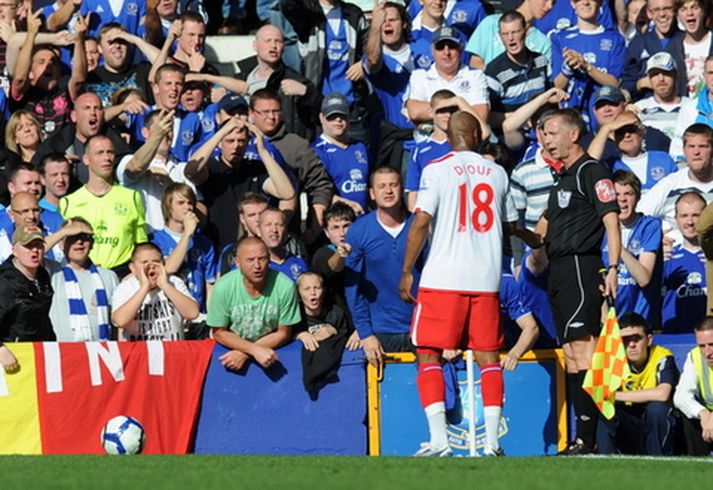 Stuðningsmenn Everton láta Diouf heyra það í gær.