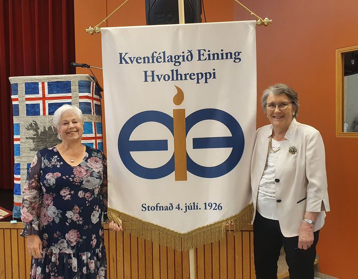 Margrét Guðjónsdóttir, formaður Kvenfélagsins Einingar í Hvolhreppi og Margrét Tryggvadóttir, hugmyndasmiður sýningarinnar (t.h.) eru alsælar með sýninguna í Goðalandi í Fljótshlíð, sem opnaði um helgina.