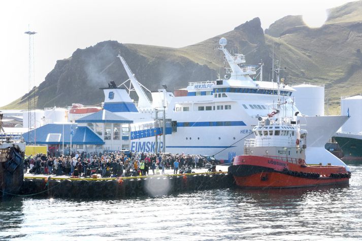 Herjólfur sést hér í höfn í Vestmannaeyjum. Skipið getur ekki siglt á fullum krafti þessa dagana.