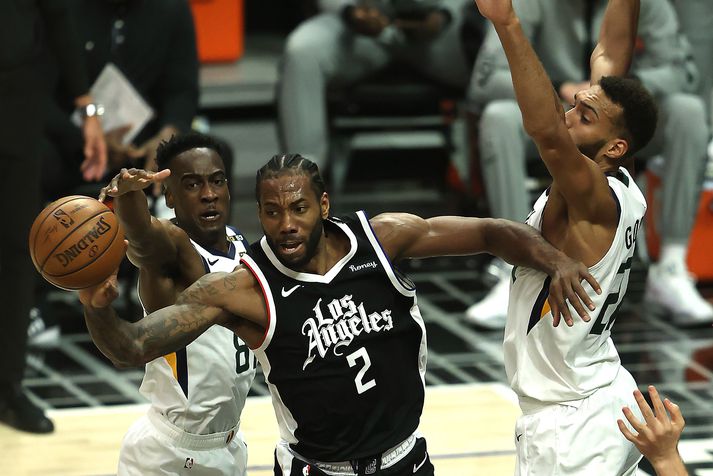 Kawhi Leonard átti stórleik í liði Clippers. Hér er hann umkringdur varnarmönnum Utah Jazz.