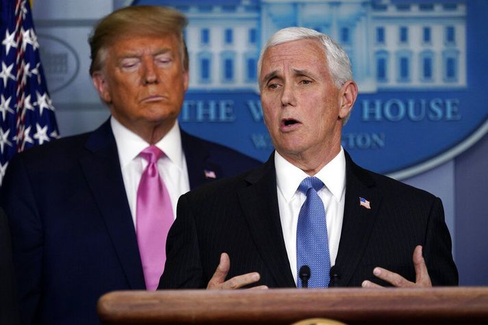 Pence og Trump á blaðamannafundi um kórónuveiruna í gærkvöldi.