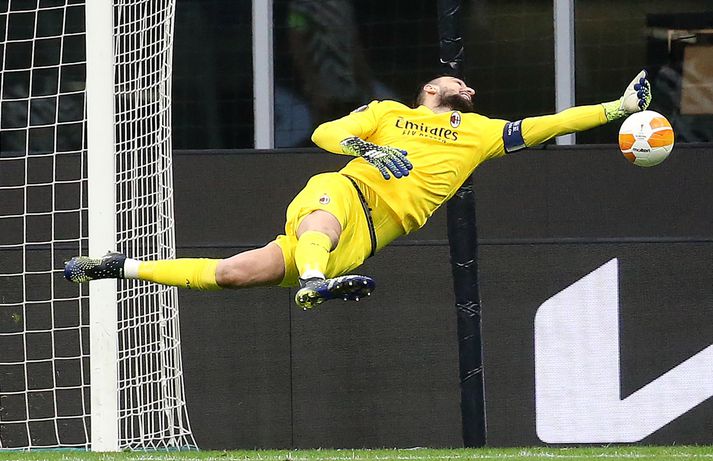 Donnarumma, með fyrirliðabandið, í leik gegn Manchester United fyrr á árinu. Nú virðist sem hann gæti hafa leikið sinn síðasta leik fyrir AC Milan.