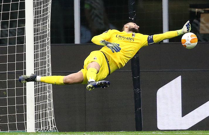 Donnarumma, með fyrirliðabandið, í leik gegn Manchester United fyrr á árinu. Nú virðist sem hann gæti hafa leikið sinn síðasta leik fyrir AC Milan.