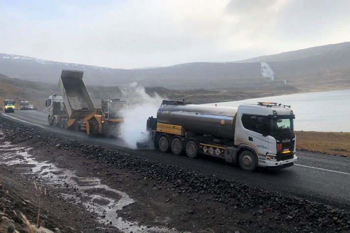 Starfsmenn Borgarverks leggja bundið slitlag á nýja kaflann í Dynjandisvogi í dag.