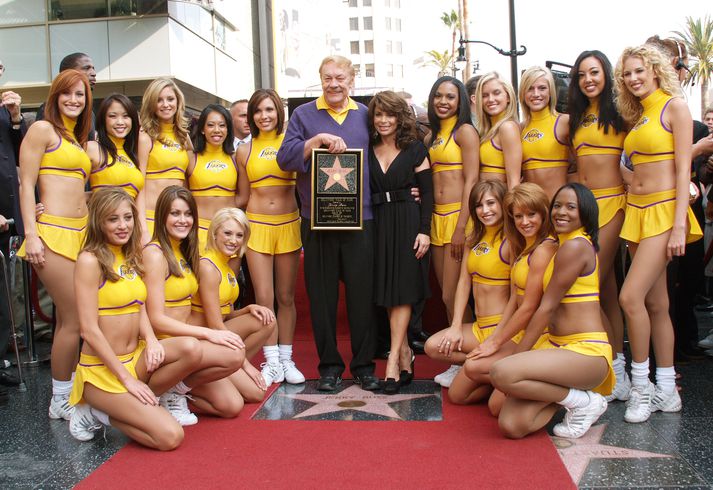 Jerry Buss eignaðist Los Angeles Lakers árið 1979 og gerði félagið að stórveldi. Hann byrjaði meðal annars með klappstýrur á leikjum liðsins sem fylgdu honum þegar hann fékk stjörnu á götunni Hollywood Blvd í Los Angeles.