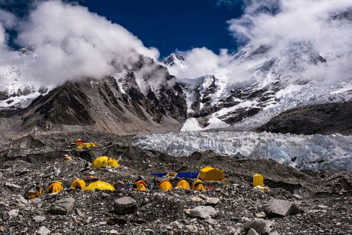 Enn eykst flækjustigið við að ganga á topp Everest.