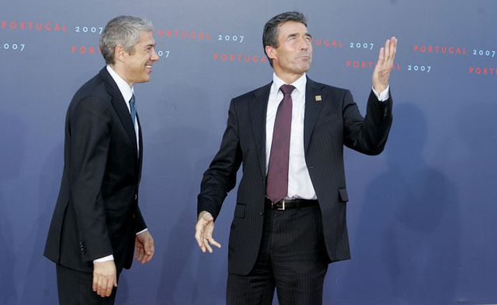 Anders Fogh Rasmussen, t.h., ásamt gestgjafanum Jose Socrates í Lissabon. F