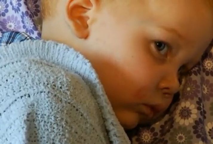 Litli drengurinn sem datt niður um vökina heitir Gardell Martin.