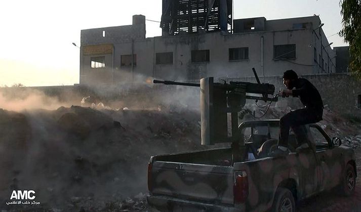 Fjölmiðlamiðstöð Aleppo (AMC) sendi frá sér þessa mynd af uppreisnarmanni að skjóta á stjórnar-hermenn á laugardag. 