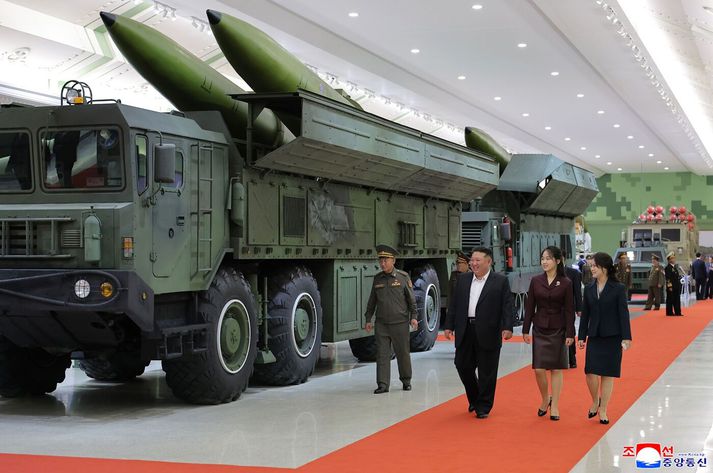 Kim Hong Un, dóttir hans og eiginkona virða fyrir sér ný hergögn Norður-Kóreu.