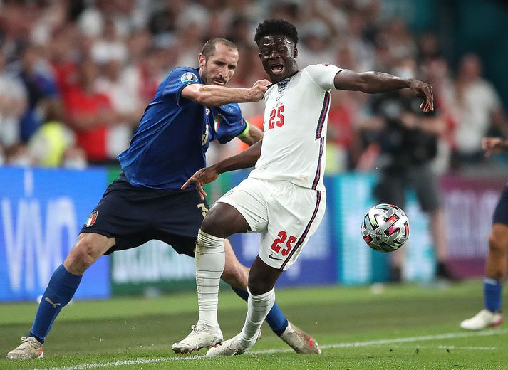 Giorgio Chiellini notaði öll trixin í bókinni til að stöðva Bukayo Saka í úrslitaleik EM.