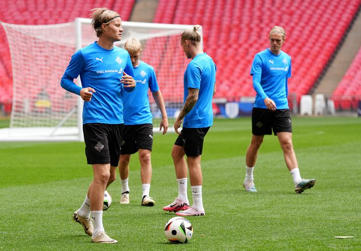 Andri Lucas Guðjohnsen á æfingu með íslenska landsliðinu á Wembley í gær.