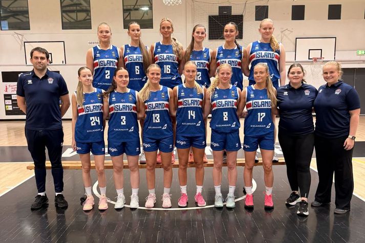 Íslenska liðið átti erfiðan fyrsta leik gegn heimakonum á EM U18 í körfubolta.