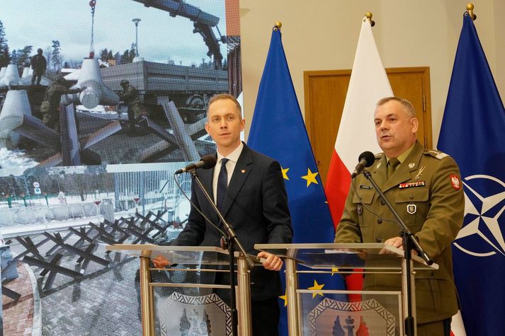 Cezary Tomczyk, aðstoðarvarnarmálaráðherra, og Wieslaw Kukula, formaður herforingjaráðs Póllands, á blaðamannafundi í gær.