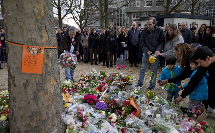 Íbúar leggja blóm við minnisvarða í Utrecht.