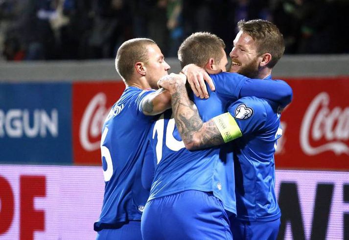 Aron Einar Gunnarsson fagnar öðru marka Gylfa Þórs Sigurðarsonar á móti Hollandi.