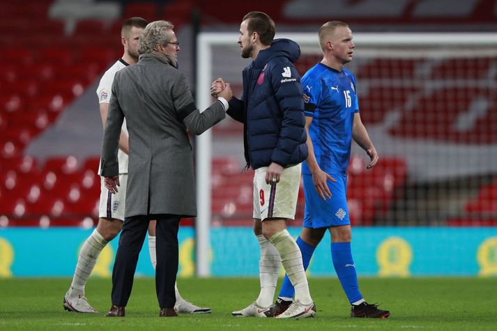 Erik Hamren þakkar Harry Kane fyrir leikinn.