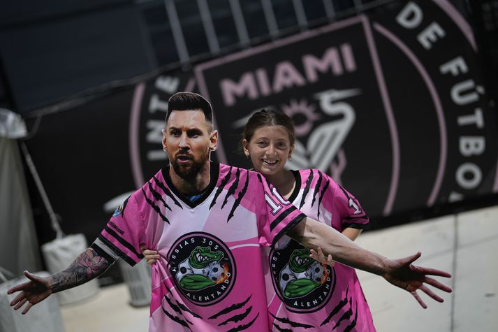 Ung knattspyrnuáhugakona í Miami fyrir framan stóra mynd af nýju hetju borgarinnar, Lionel Messi.