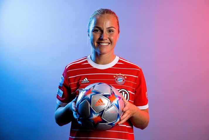 Íslenska landsliðskonan Glódís Perla Viggósdóttir sést hér i búningi Bayern München og þarna má sjá stjörnurnar fimm.