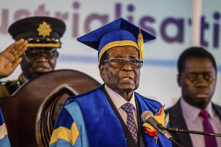 Mugabe fékk að sækja útskriftarathöfn í gær. Viðræður um framtíð hans standa enn yfir.