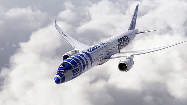 Þetta er líkan af Boeing-vél í litum R2-D2 vélmennisins úr Star Wars.