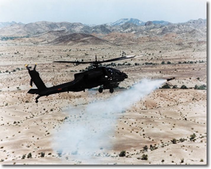 Þyrla af gerðinni Apache AH-64 skýtur Hellfire-flugskeyti. Myndin tengist fréttinni ekki.