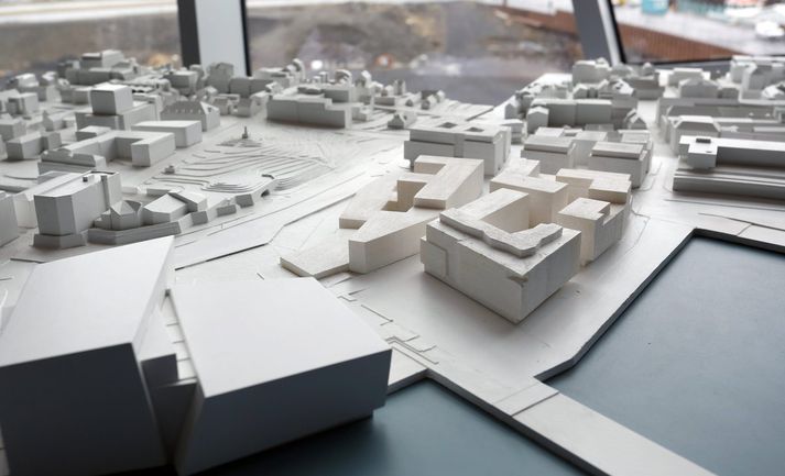 Harpa í forgrunni, en hótel og tengdar byggingar til hliðar á líkani sem var til sýnis við kynningu á fyrirhuguðum framkvæmdum við Austurbakka.