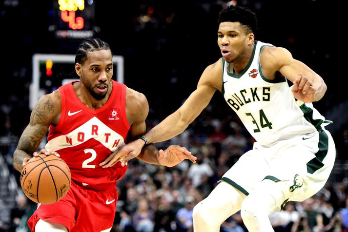 Kawhi Leonard Kawhi Leonard fer framhjá Giannis Antetokounmpo í leiknum í nótt.