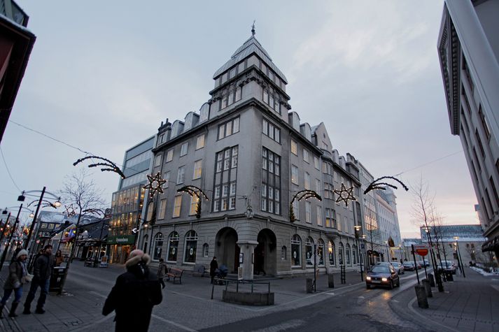 Austurstræti 16 er á horni Austurstrætis og Pósthússtrætis og er eitt glæsilegasta hús miðborgarinnar.
