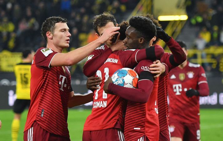 Alphonso Davies fagnar marki með samherjum sínum í Bayern í desember. Hann hefur ekki getað spilað með liðinu síðan í jólamánuðinum.