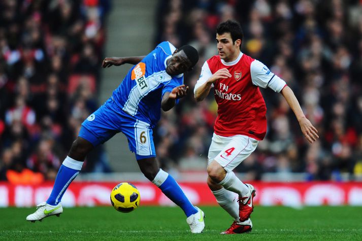Hendry Thomas leikmaður Wigan og Cesc Fabregas.