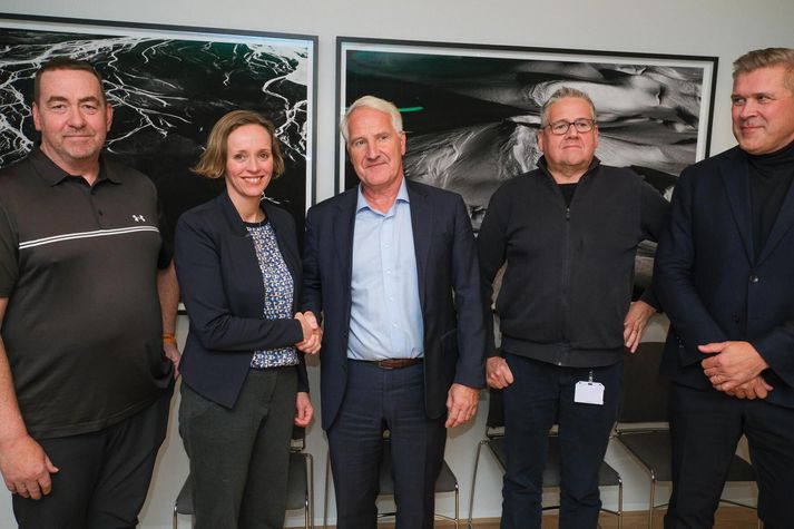 Halla Gunnarsdóttir formaður VR og Jón  Ólafur Halldórsson formaður SA handsala samkomulagið.