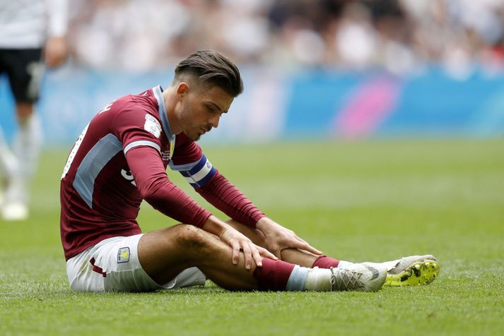 Jack Grealish er greinilega mjög hjátrúarfullur en fyrir utan að spila í nánast handónýtum skóm var hann að sjálfsögðu með barnalegghlífarnar um sköflunginn og sokkana niðri. Nokkuð sem hann neitar að breyta.