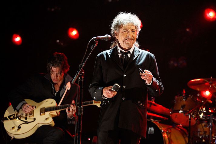 Bob Dylan hefur loksins rofið þögnina um Nóbelinn.