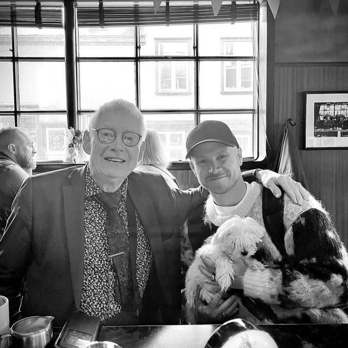 Helgi á Prikinu er landsmönnum eflaust kunnugur en hér má sjá hann í góðum félagsskap Emmsjé Gauta og mjög svo smás smáhunds.