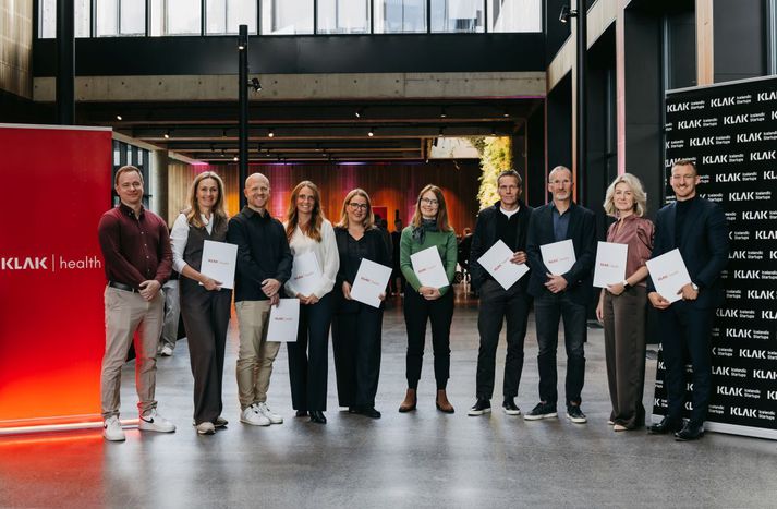 Hópurinn sem stendur á bak við KLAK health. Til vinstri eru Haraldur Bergvinsson verkefnastjóri KLAK health og Ásta Sóllilja Guðmundsdóttir, framkvæmdarstjóra KLAK Icelandic Startups. Fulltrúar bakhjarla eru með á mynd en þeir eru Heilbrigðisráðuneytið, Landspítali, Íslandsbanki, Helix, Kerecis, Nox Medical, Össur, Veritas og LIFA Ventures.