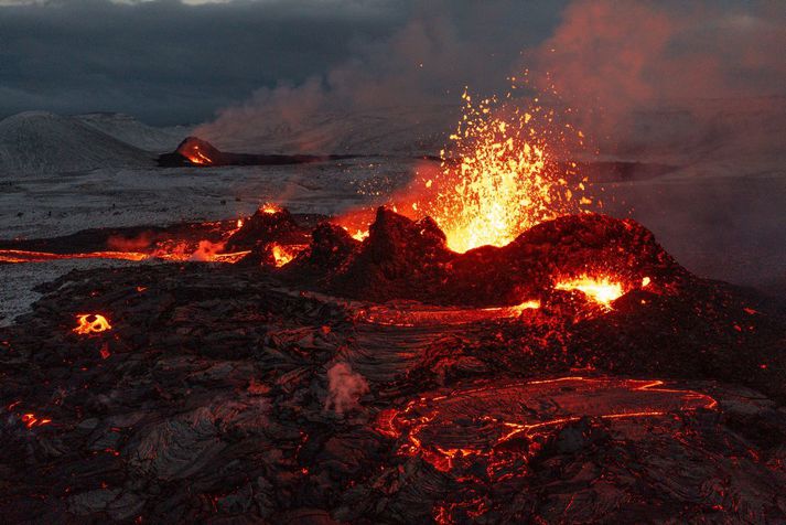 Opnist ný sprunga suður af gosstöðvunum í Geldingadölum gæti það verið á annarri gönguleiðinni sem opin hefur verið almenningi.