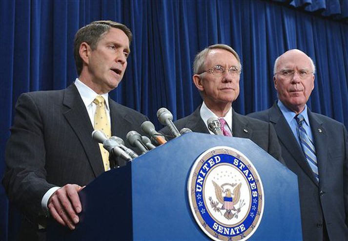 Bill Frist, leiðtogi meirihlutans í bandarísku öldungadeildinni (með Harry Reid, leiðtoga minnihlutans, og Patrick Leahy öldungadeildarþingmanni)